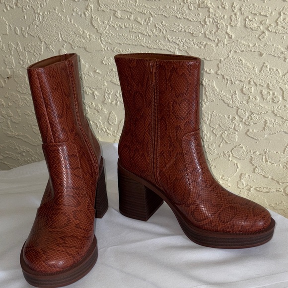 Universal Thread Shoes - Women’s western style  universal thread Brown Snake Print Ankle Boots  Sz. 6